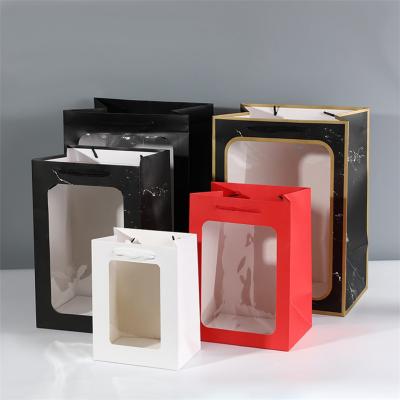 Papel de mármol creativo y bolsas de regalo de papel kraft con ventana clara